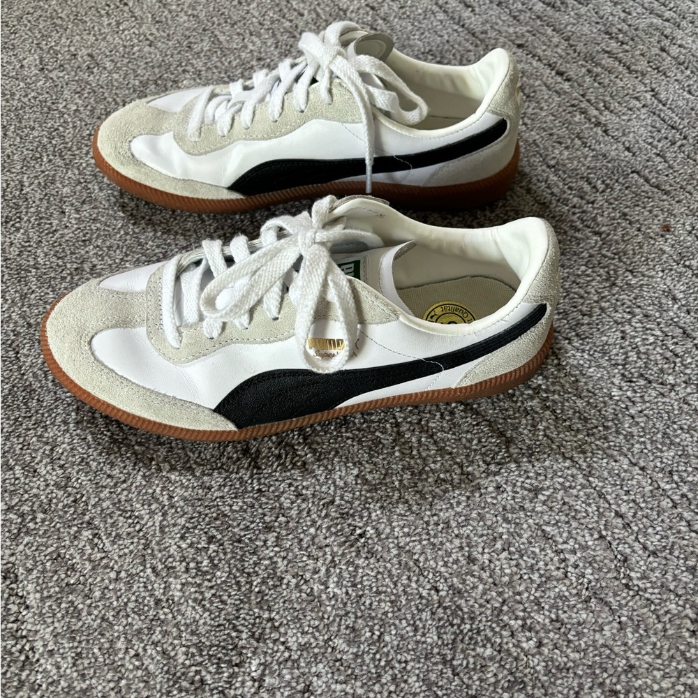 Men’s US 6, equivalent to women’s 7.5.